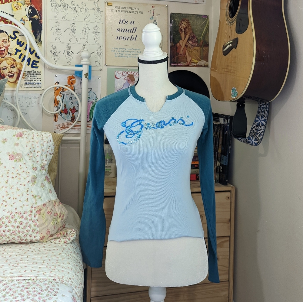 VTG Y2K Guess Raglan T-Shirt Beaded Guess Logo Light Blue